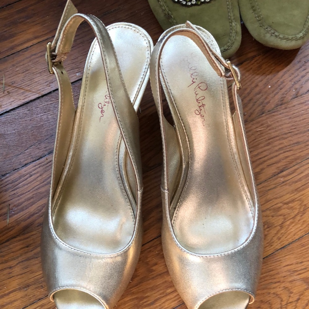 The Lilly Pulitzer gold wedge/ great yr rnd wedge